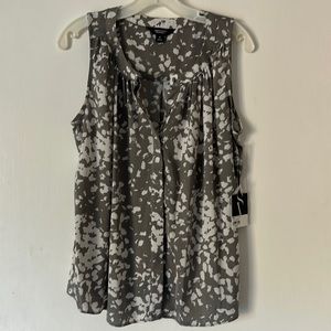 NWT Simply Vera Wang gray/white top - size M.